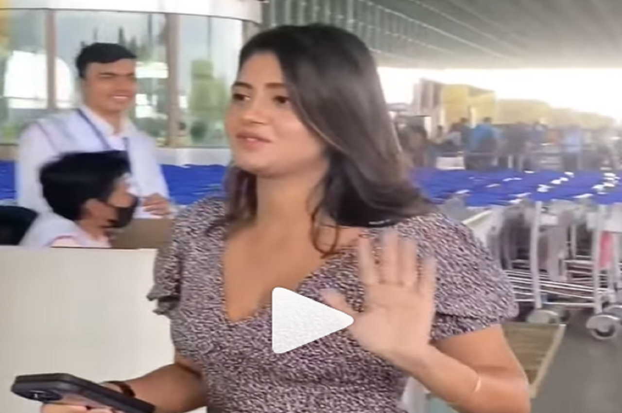 Video: अंजलि अरोड़ा ने एयरपोर्ट पर लगाई दौड़, यूजर बोला- 'अरे ये तो कुछ ज्यादा...