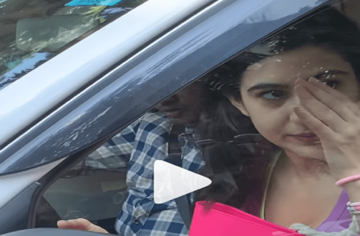 Viral Video: सारा अली खान ने गाड़ी रुकवा फैन संग ली सेल्फी, चेहरा देख यूजर बोला- 'जरूर ये रो रही'