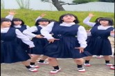 Viral Video: सोशल मीडिया पर इन दिनों एक वीडियो तेजी से वायरल हो रही है। वीडियो में स्कूल की कुछ लड़कियां फिल्म 'बार बार देखो' का गाना 'काला चश्मा' पर डांस करती नजर आ रही हैं। कहा जा रहा है कि ये सभी लड़कियां जापान की हैं।