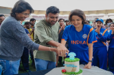 Chakda Express Wrap Up Party: अनुष्का शर्मा ने पूरी की 'चकदा एक्सप्रेस' की शूटिंग, झूलन गोस्वामी संग काटा केक