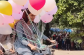 Viral Video: तेजस्वी प्रकाश ने साइकिल चला बेचे बैलून, क्यूटनेस पर फिदा फैंस