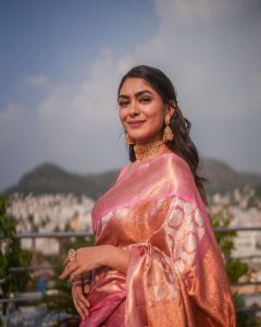 Mrunal Thakur Style