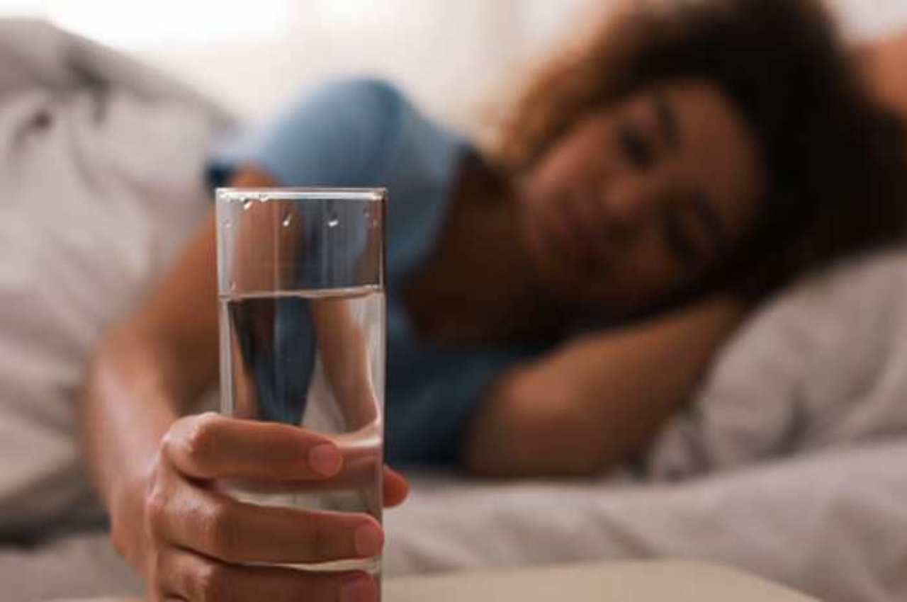 Wrong Time To Drink Water: आप भी पीते हैं सोने से पहले पानी तो हो जाएं सावधान, हो सकती हैं ये परेशानियां