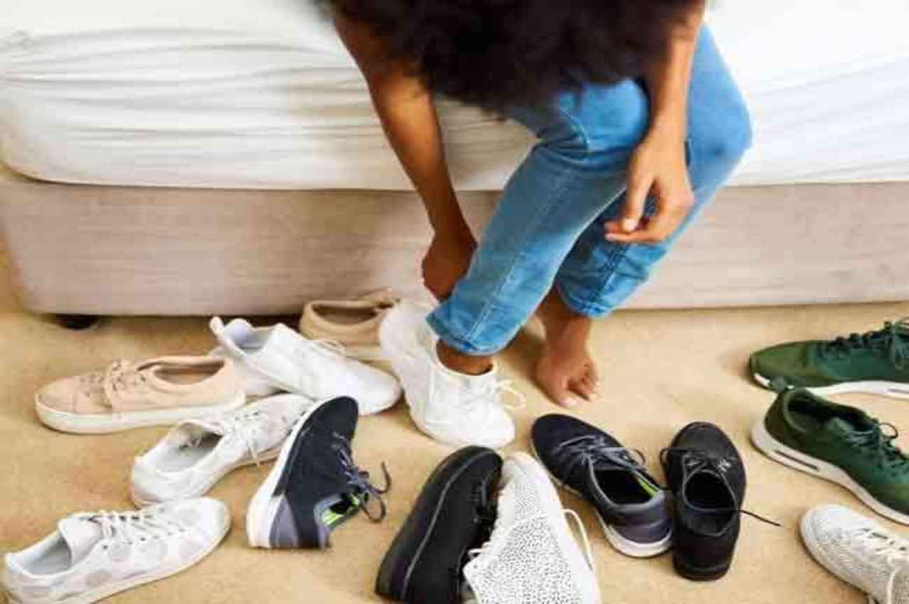 Vastu Rules of Footwear: जूते चप्पल चोरी होना संकेत है भाग्य उदय का,इनका शनि देव से होता है संबंध