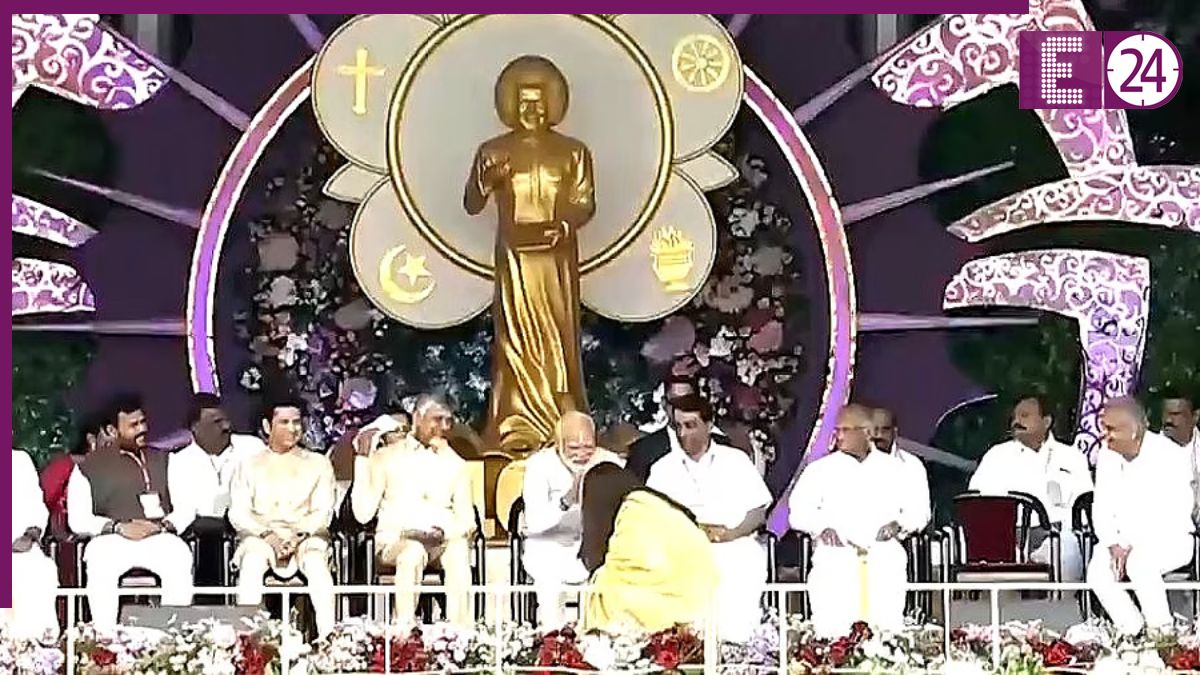 Aishwarya Rai Bachchan Touches PM Modi's Feet