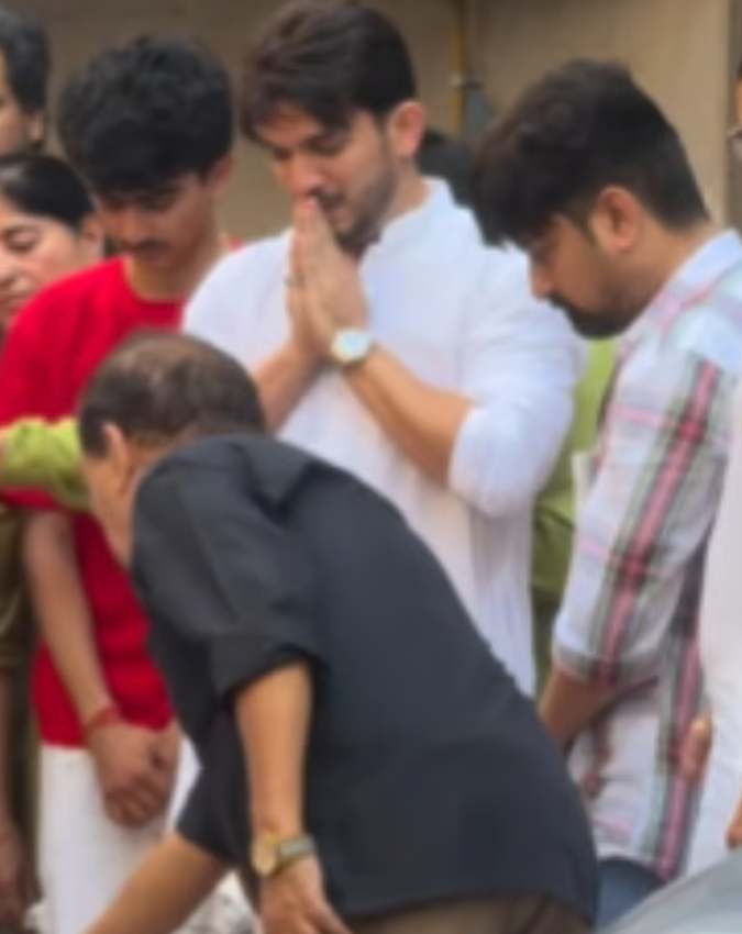 Arjun Bijlani Father-in-law Funeral Photos-1-2-3-4