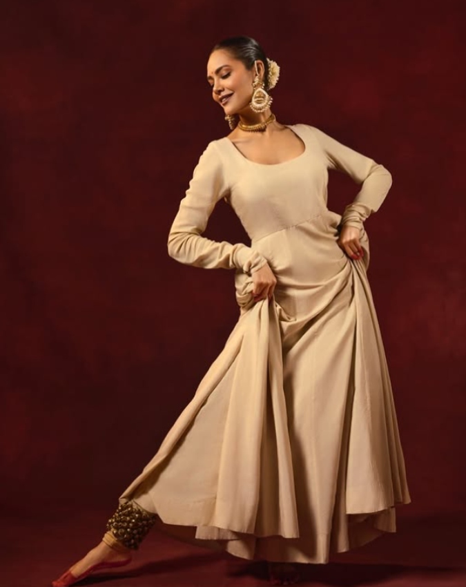 Esha Gupta Update US-Iran Conflict Impact in UAE -1-2