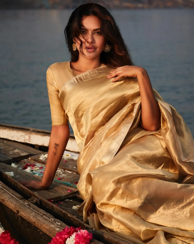 Esha Gupta on Difficulties in US-Iraq conflict (1) -1-2-3