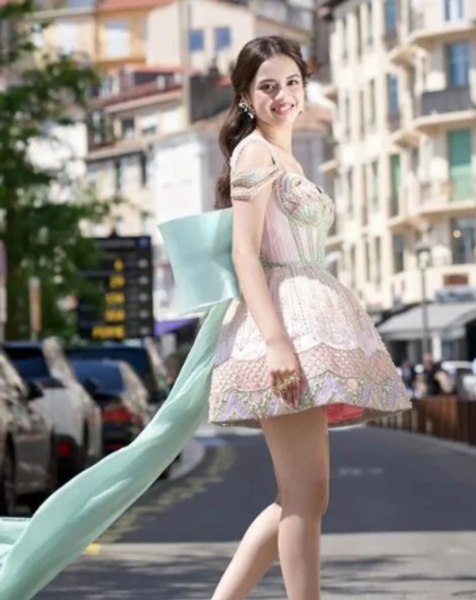 Young Actress Buys Luxury Mercedes Car -1-2