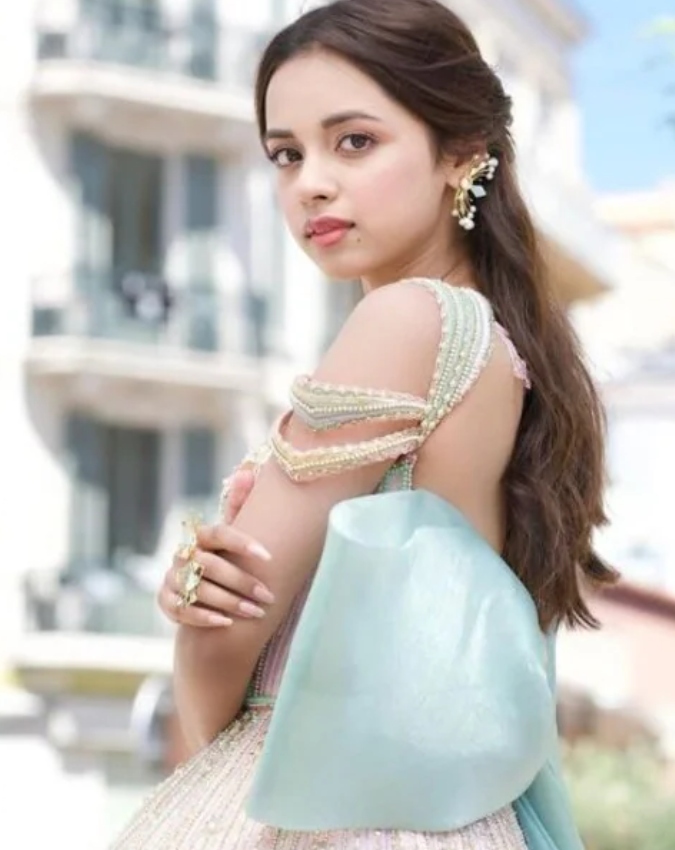 Young Actress Buys Luxury Mercedes Car -1-2-3