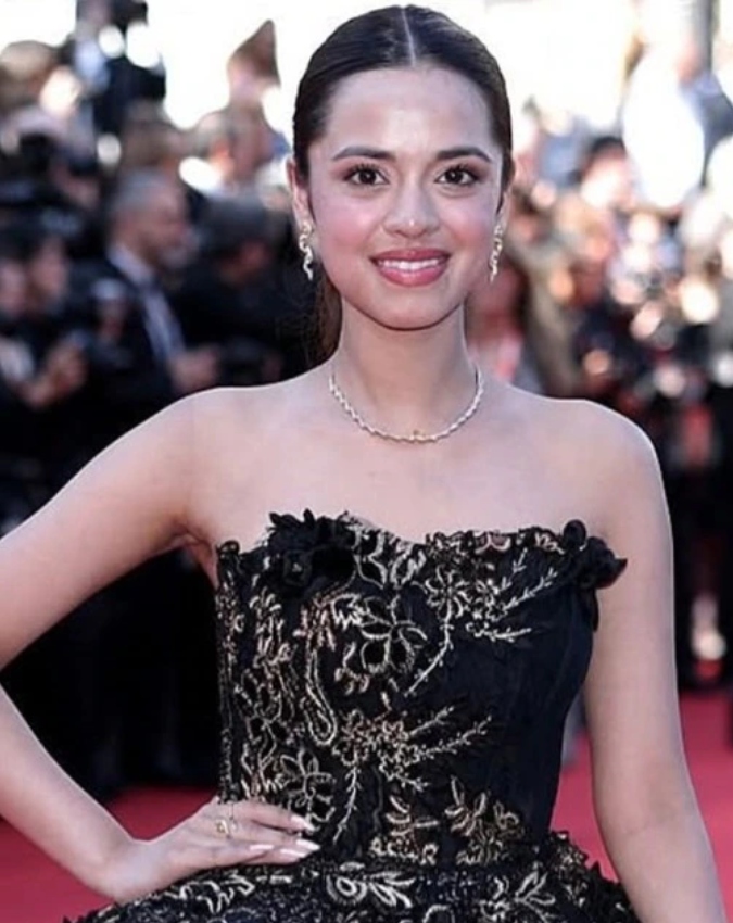 Young Actress Buys Luxury Mercedes Car -1-2-3-4-5-6