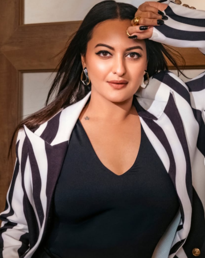 Sonakshi Sinha zaheer Khan- Poonam Sinha-1-2-3-4-5-6