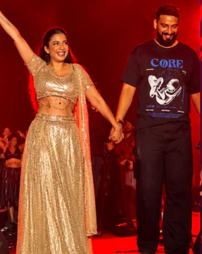 Jasmine Sandlas Announces Engagement To Shekhar Chaudhary At Delhi Concert-1-2-3-4