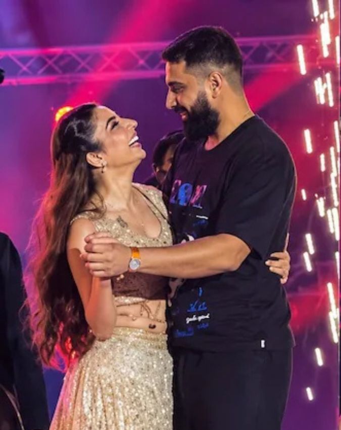 Jasmine Sandlas Announces Engagement To Shekhar Chaudhary At Delhi Concert-1-2